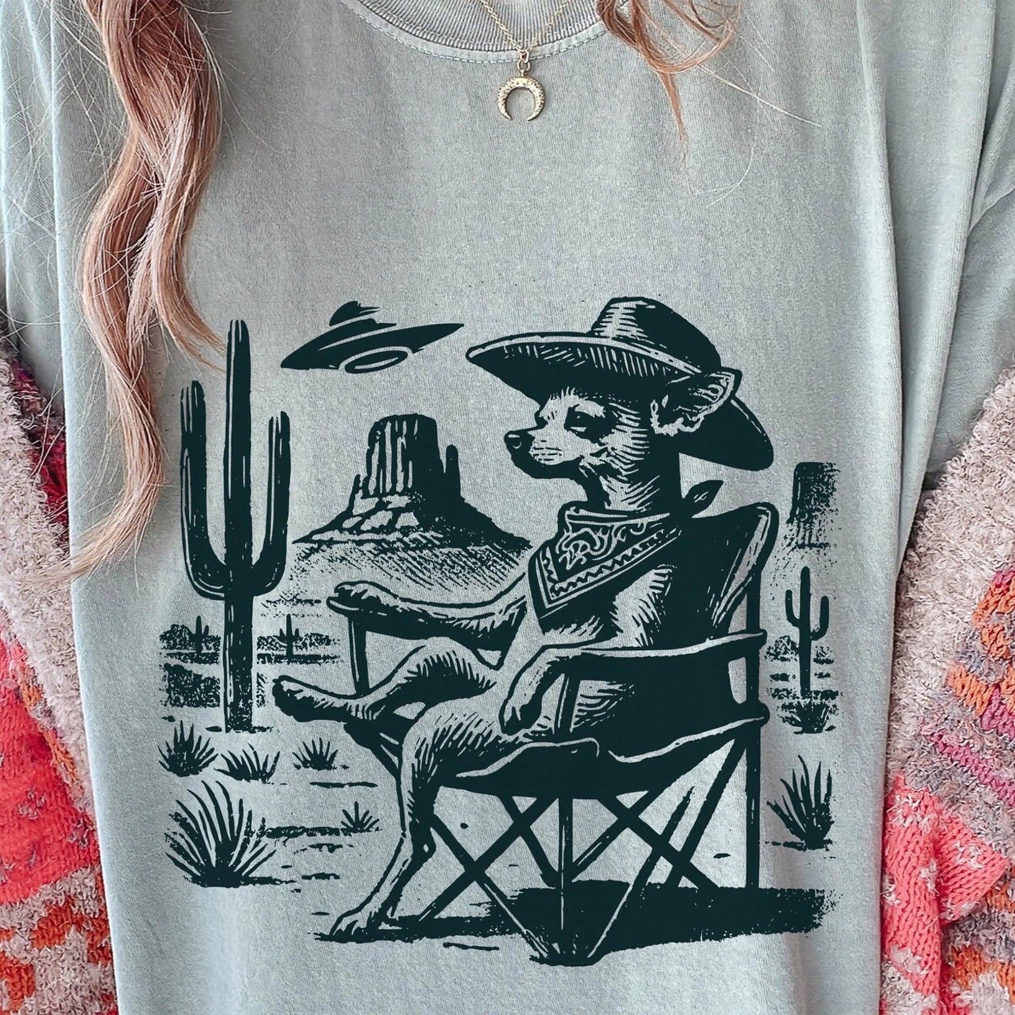 Vintage Chihuahua UFO Shirt – Western Cowboy Chi Tee, Retro Alien Dog T-Shirt, Perfect Gift for Chihuahua Mom, Dad & Dog Lovers