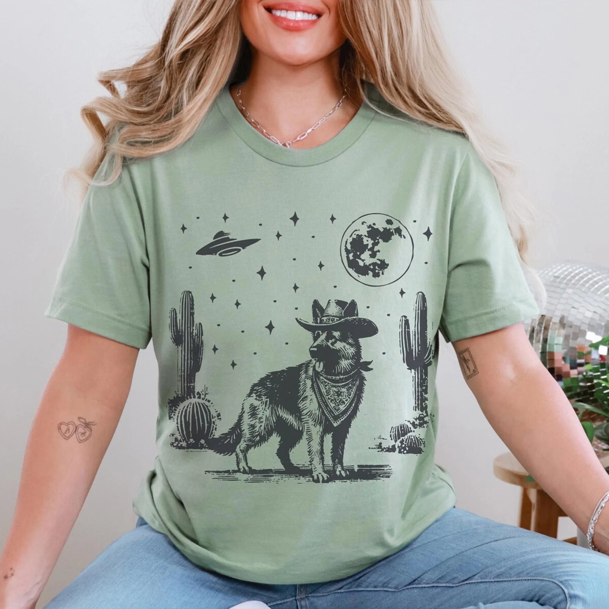German Shepherd UFO Shirt – Vintage Western GSD T-Shirt, Retro Cowboy Shepherd Tee, Perfect Gift for Shepherd Mom Shepherd Dad UFO Dog Lover Tshirt