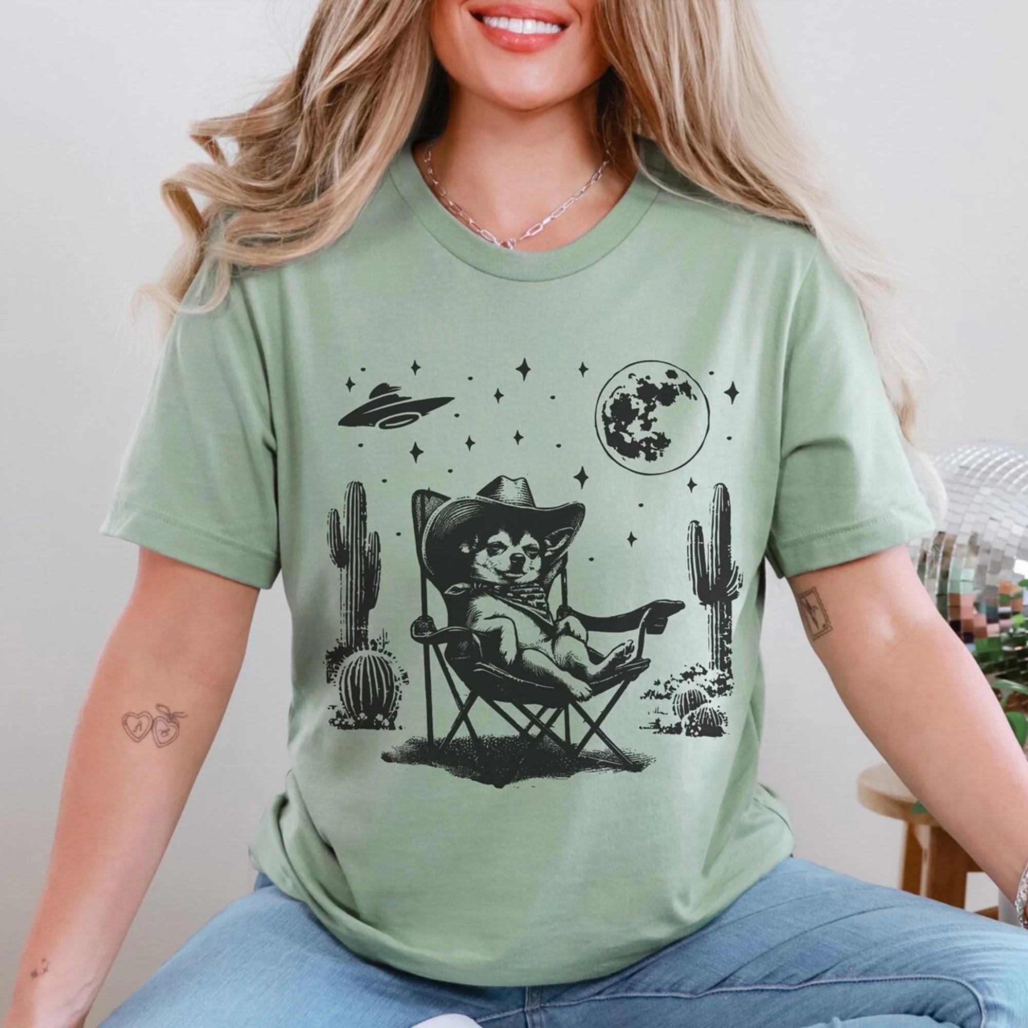 Chihuahua Shirt, Chihuahua Vintage Shirt UFO Western Shirt, Retro T, Cowboy TShirt, Wild West, Dogful DogMom, Dogfulness Shirting Chihuahua