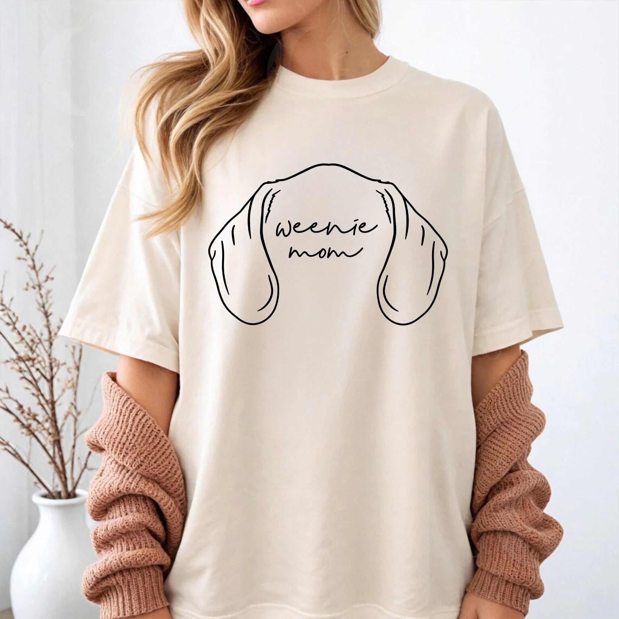 Weenie Mom Shirt, Dachshund Sweatshirt, Wiener Dog Sweater, Dog Mama Gifts, Garment-Dyed Tee, Minimalist Dog Shirt, Comfort Colors T-Shirt